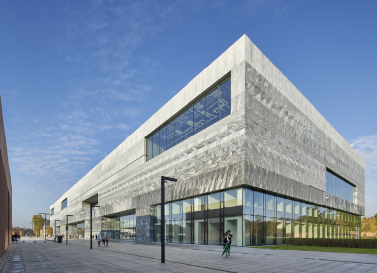 Instalacja legalnych wzmacniaczy GSM w obiekcie sportowym Instalacja legalnych wzmacniaczy GSM w obiekcie sportowym